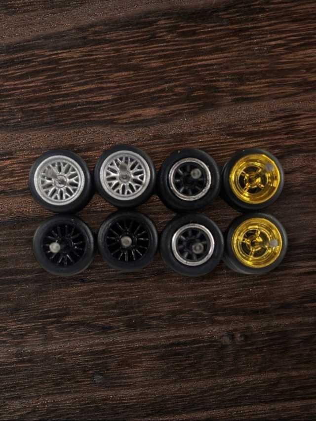 Rubber tires wheels (set 4) 1:64
w-12