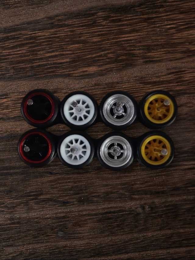 Rubber tires wheels (set 4) 1:64
W-9