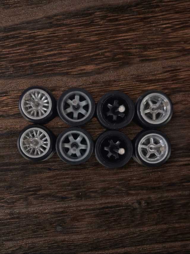 Rubber tires wheels (set 4) 1:64
w-11