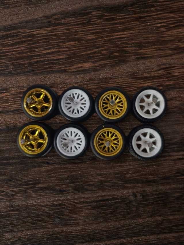 Rubber tires wheels (set 4) 1:64
w-8
