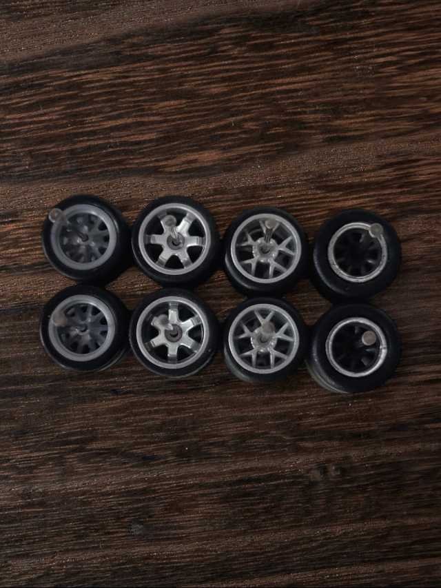 Rubber tires wheels (set 4) 1:64
w-10