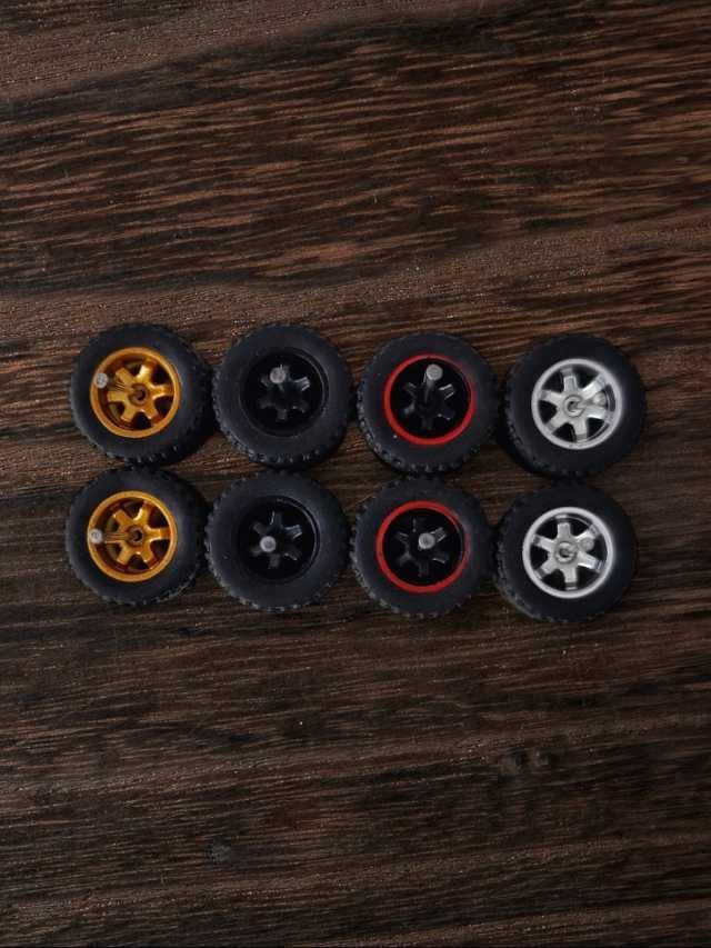 Rubber tires wheels (set 4) 1:64
w-18