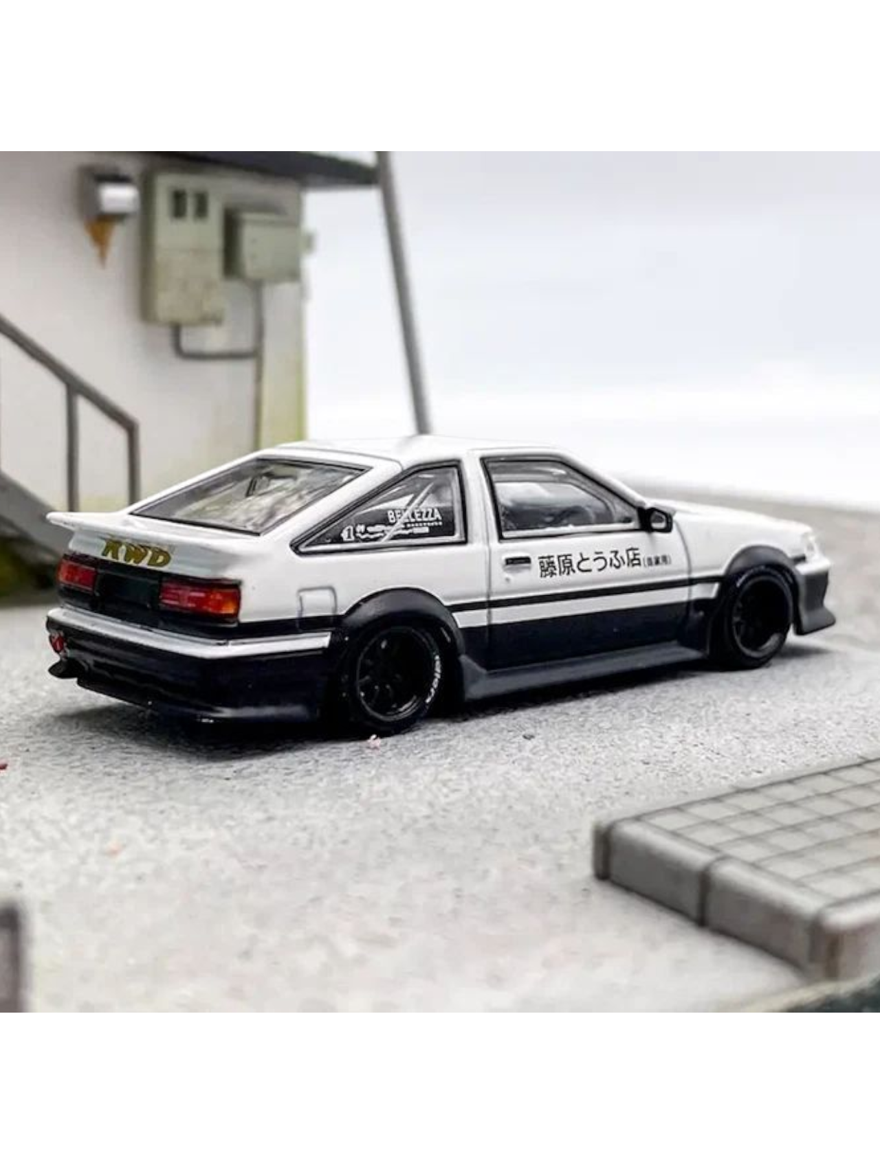 Street Warrior Toyota AE86 Rauh-Welt Premium Diecast 1:64 Scale (With Acrylic Case)