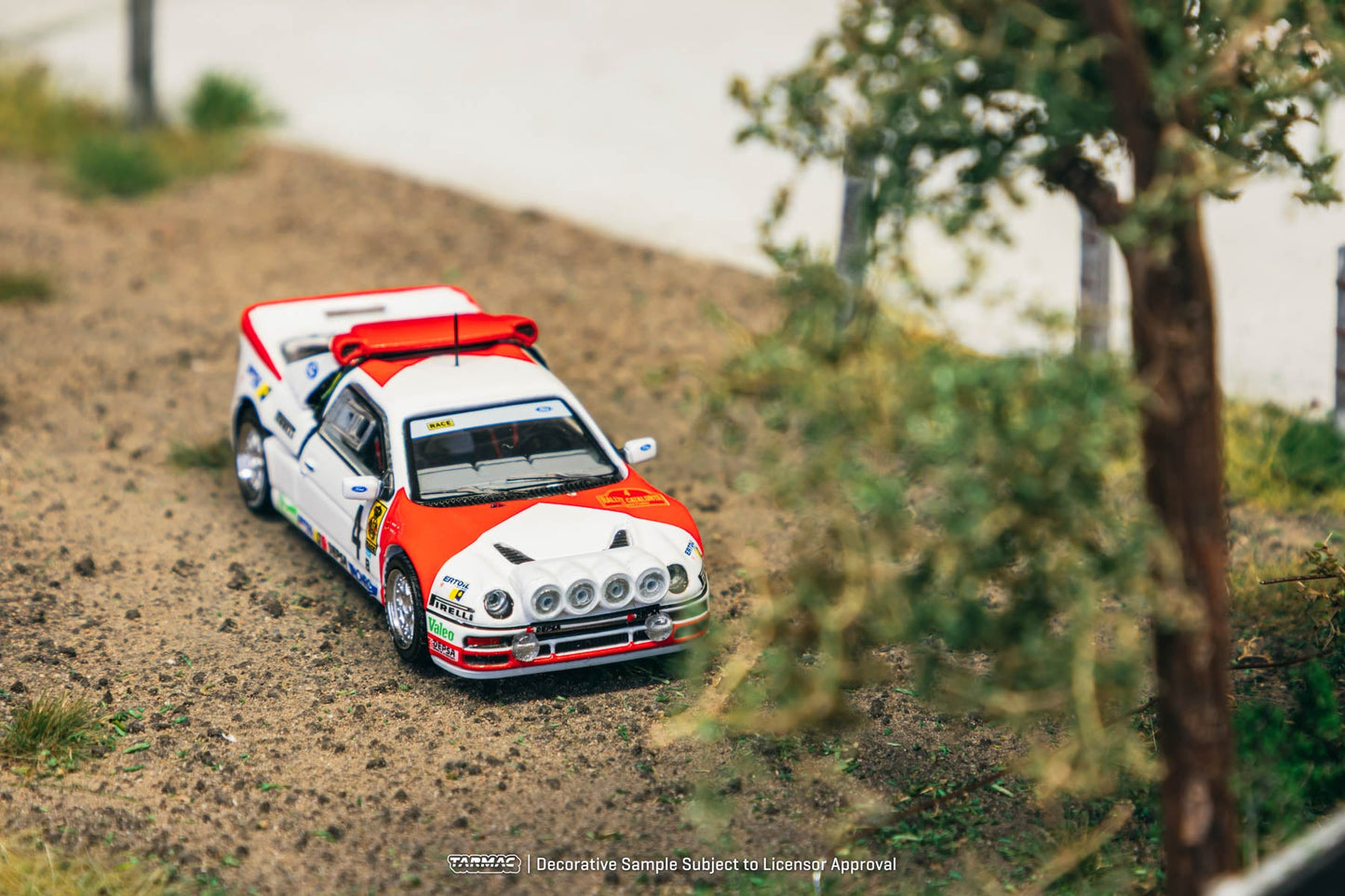 Tarmac Works Ford RS200 Rallye Catalunya 1986 1:64 Scale (With Acrylic Case)
