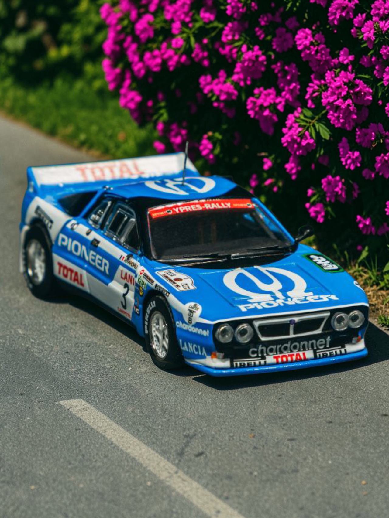 Tarmac Works Lancia 037 Rally (1983)- Classic Racing Car Collectible Model 1:64 Scale