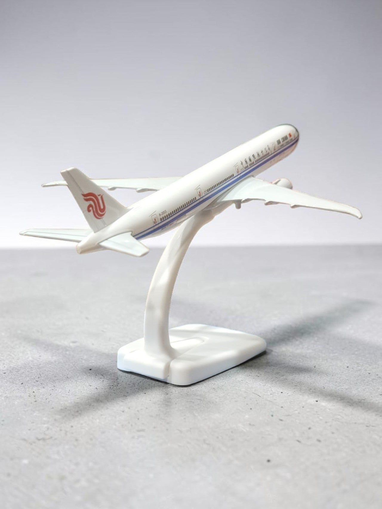 Aircraft Air China Boeing 777-300ER B-2053 Airplane Diecast Metal Display Stand With Landing Wheels 20cm Scale (No.314)