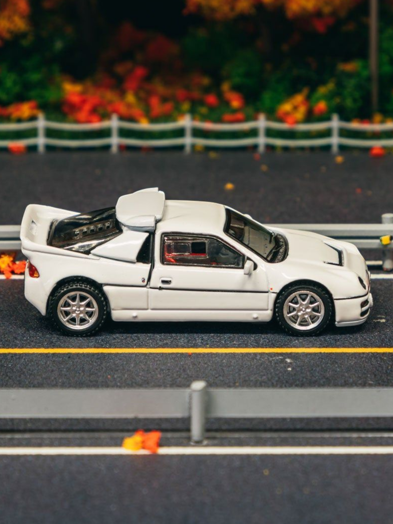 Tarmac Works Ford RS200 1:64 Scale (With Acrylic Case)