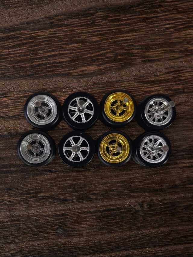 Rubber tires wheels (set 4) 1:64
w-13