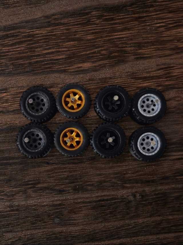 Rubber tires wheels (set 4) 1:64
w-15