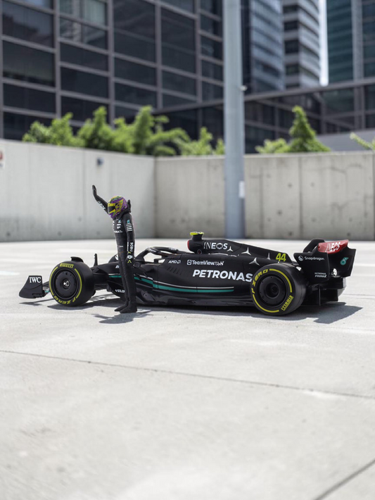 Bburago 2023 Mercedes-AMG W15 No.44 Lewis Hamilton 1:24 Scale diecast Racing Car Formula One