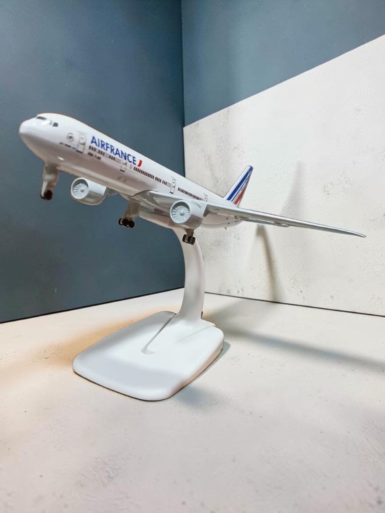 Aircraft 'Airfrance Boeing 777 F-GSOG Diecast Airplane (No.318) Display Stand With Landing Wheels 20cm" Scale ( The First Photo Shows the Actual Product )