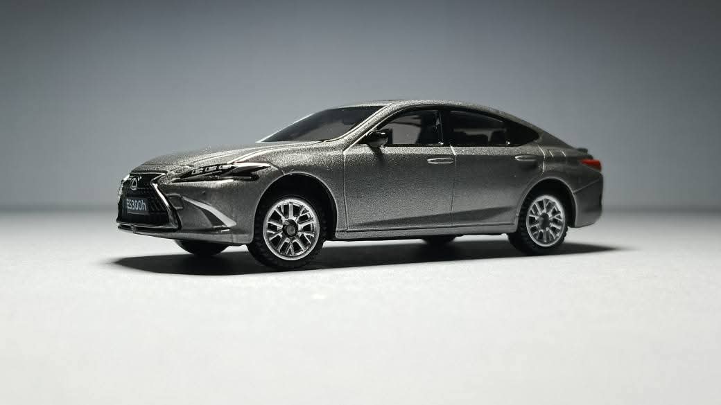 CCA Lexus ES300h Luxury Die-Cast Model Car 1:64 Scale L01-01