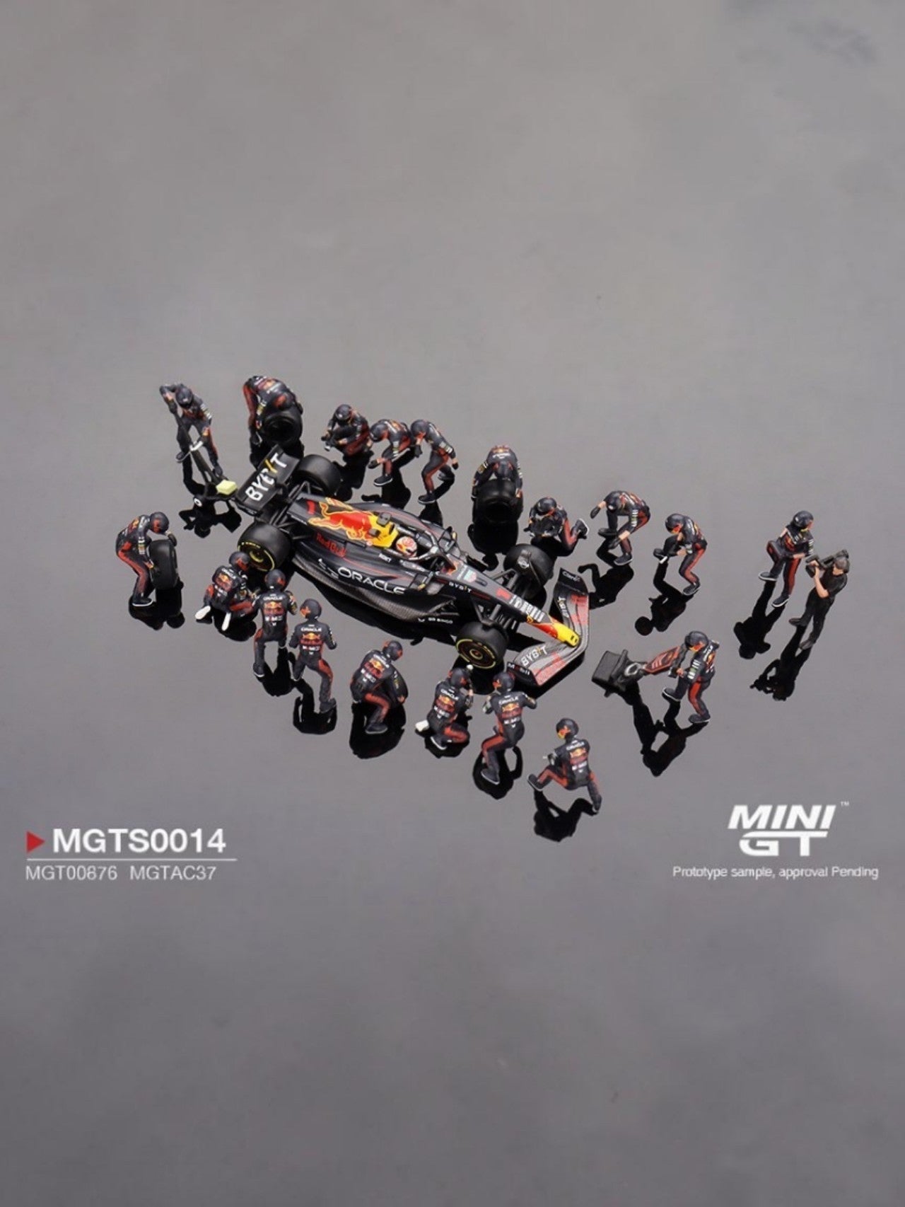 Mini GT #0014: Oracle Red Bull Racing RB19 #1 Max Verstappen 2023 F1 2023 Japanese Grand Prix Pit Crew Set 1:64 Scale