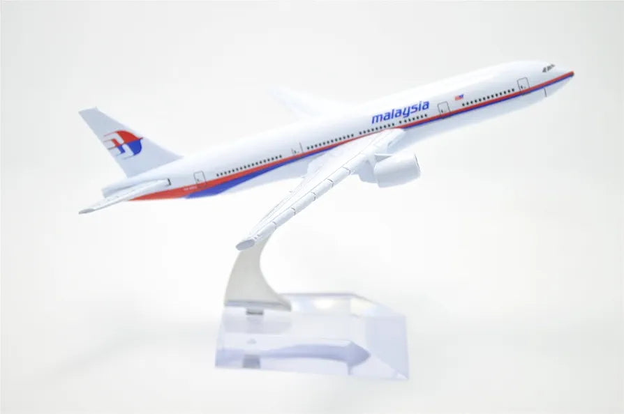 Aircraft Model TANG DYNASTY 16cm B777 Malaysia Airlines Metal Airplane Model ( code 136 )