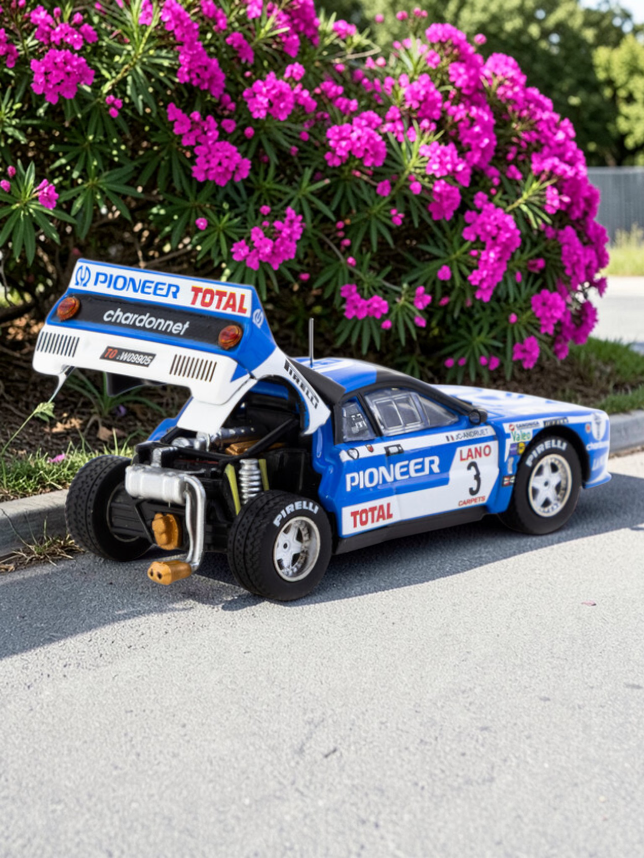 Tarmac Works Lancia 037 Rally (1983)- Classic Racing Car Collectible Model 1:64 Scale