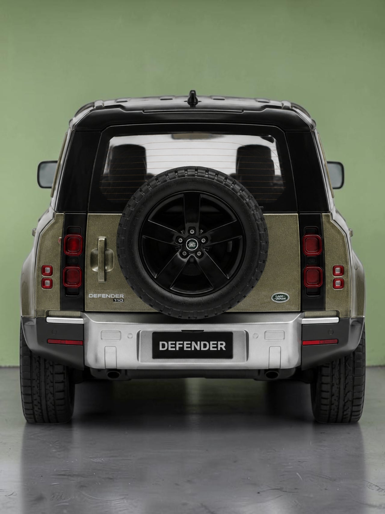 Bburago '2022 Land Rover Defender 110 Die Cast Model Car 1:24 Scale with Openable Doors – Metal Body Collectible