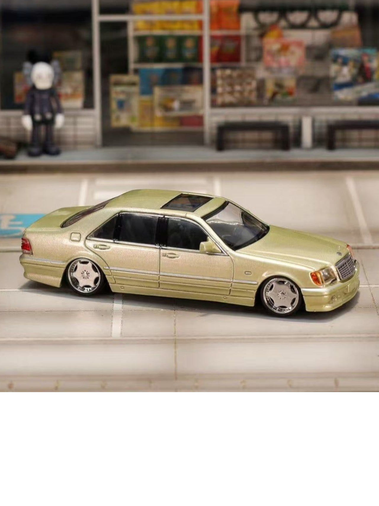 Street Weapon Mercedes-Benz W140 Premium Diecast 1:64 Scale (With Acrylic Case)
