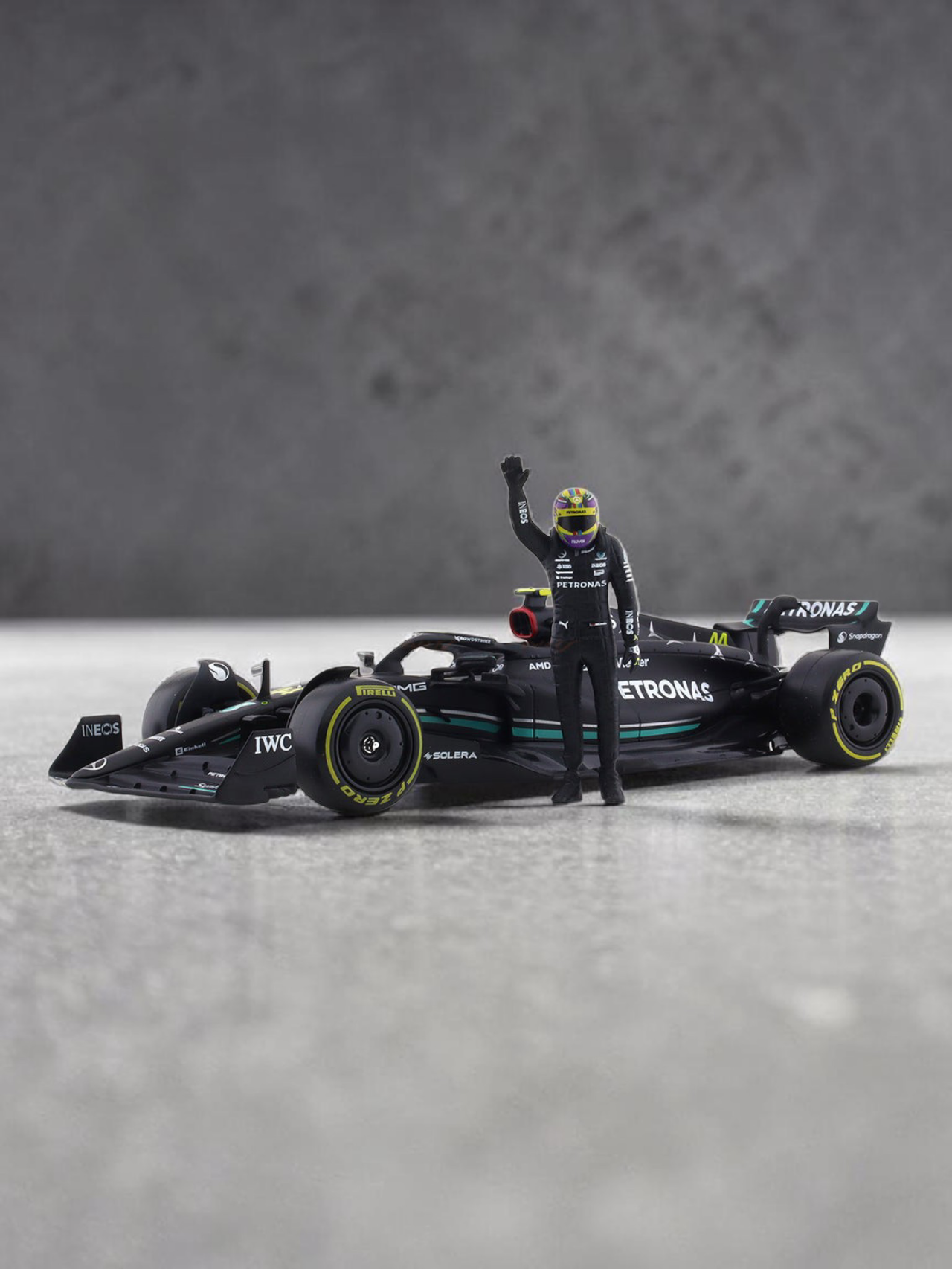 Bburago 2023 Mercedes-AMG W15 No.44 Lewis Hamilton 1:24 Scale diecast Racing Car Formula One
