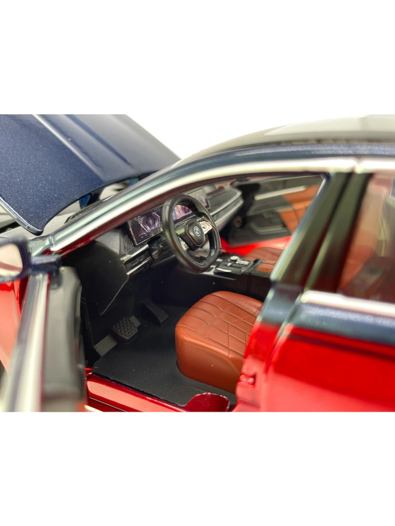 CCA BMW i7 1:24 Scale Diecast