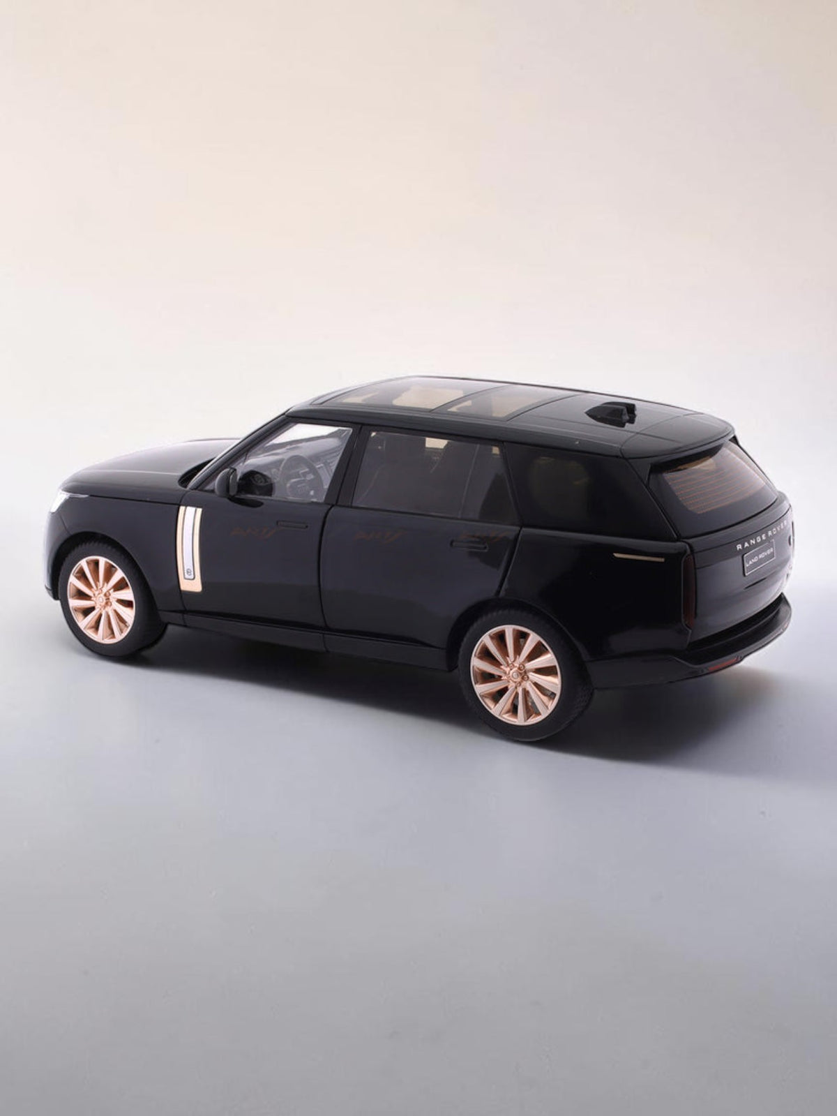 QT TOYS 2022 Land Rover Range Rover SV 1:18 Scale Alloy Die-Cast Model Car | Opening Doors, Lights & Sound, Steering, Suspension & Adjustable Seats