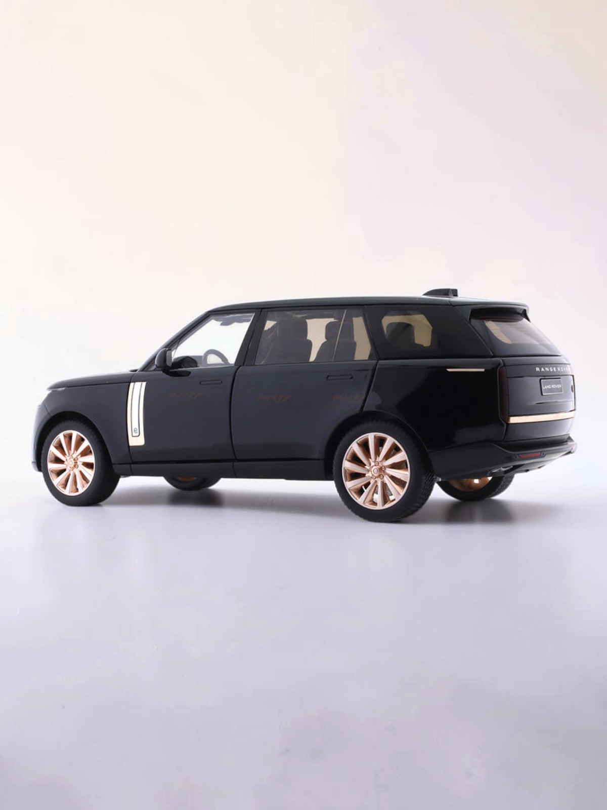 QT TOYS 2022 Land Rover Range Rover SV 1:18 Scale Alloy Die-Cast Model Car | Opening Doors, Lights & Sound, Steering, Suspension & Adjustable Seats