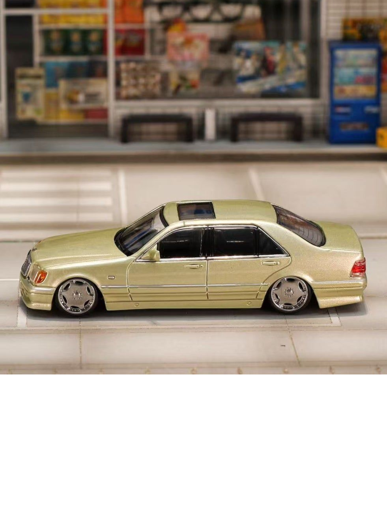 Street Weapon Mercedes-Benz W140 Premium Diecast 1:64 Scale (With Acrylic Case)