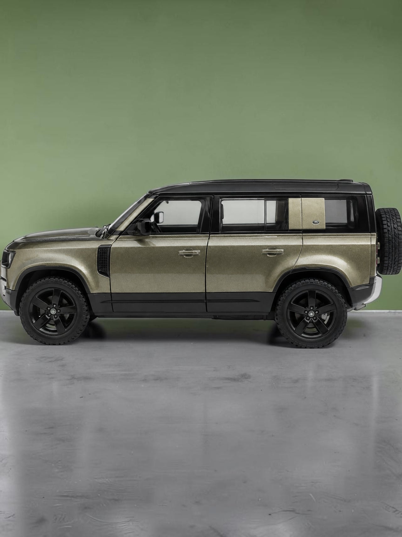 Bburago '2022 Land Rover Defender 110 Die Cast Model Car 1:24 Scale with Openable Doors – Metal Body Collectible