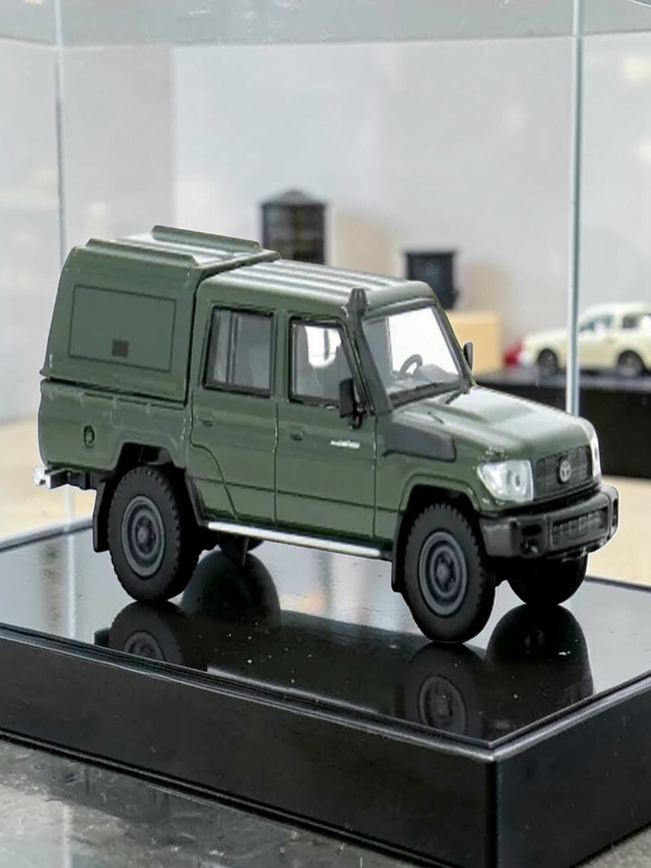 PARA64 2014 Toyota Land Cruiser LC 79 Military Green Diecast Model-1:64 Scale Classic Off-Road Legend