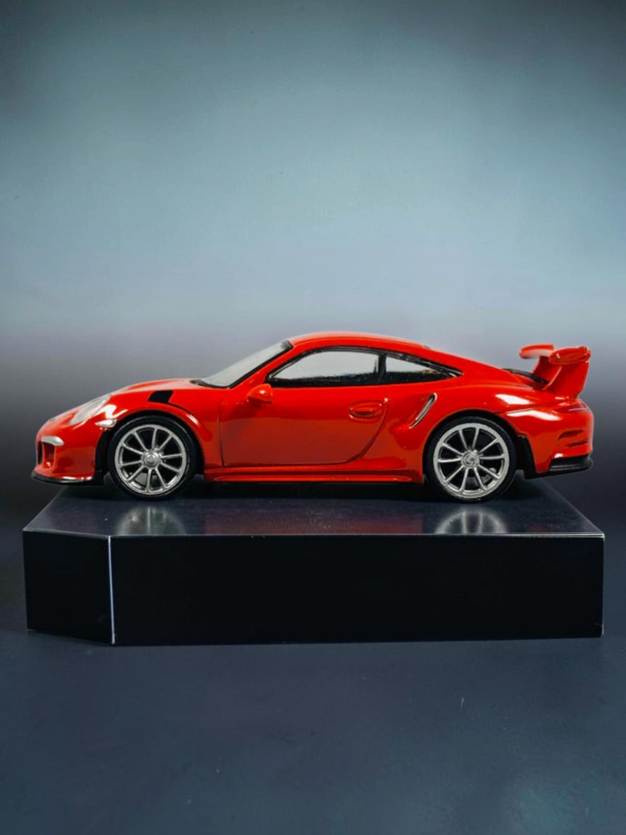 SPARK "Porsche 911 991.2 GT3 RS 2016 Lava Orange 1:64 Scale