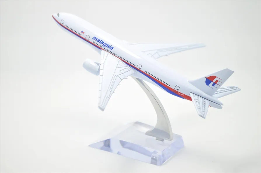 Aircraft Model TANG DYNASTY 16cm B777 Malaysia Airlines Metal Airplane Model ( code 136 )