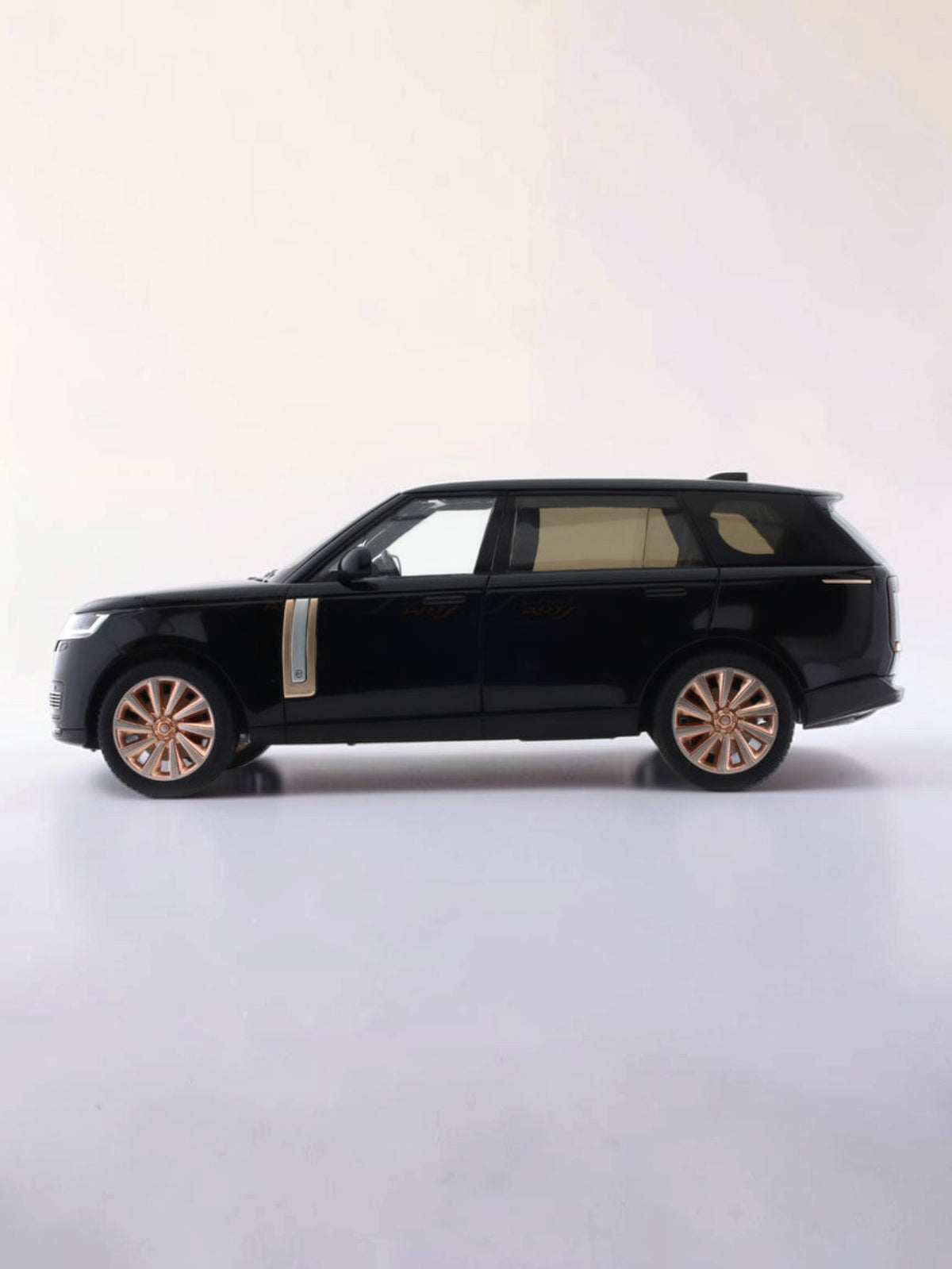 QT TOYS 2022 Land Rover Range Rover SV 1:18 Scale Alloy Die-Cast Model Car | Opening Doors, Lights & Sound, Steering, Suspension & Adjustable Seats
