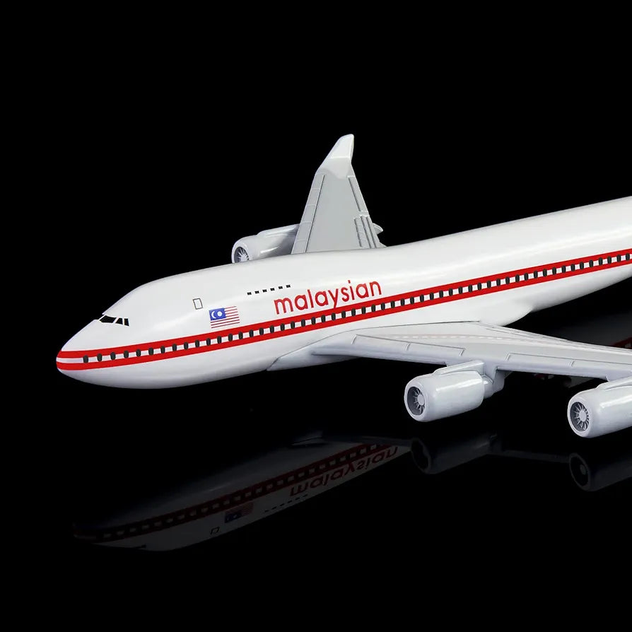 Aircraft Model Boeing 747-4H6 Malaysia Airlines Airplane 16cm (Code 126)