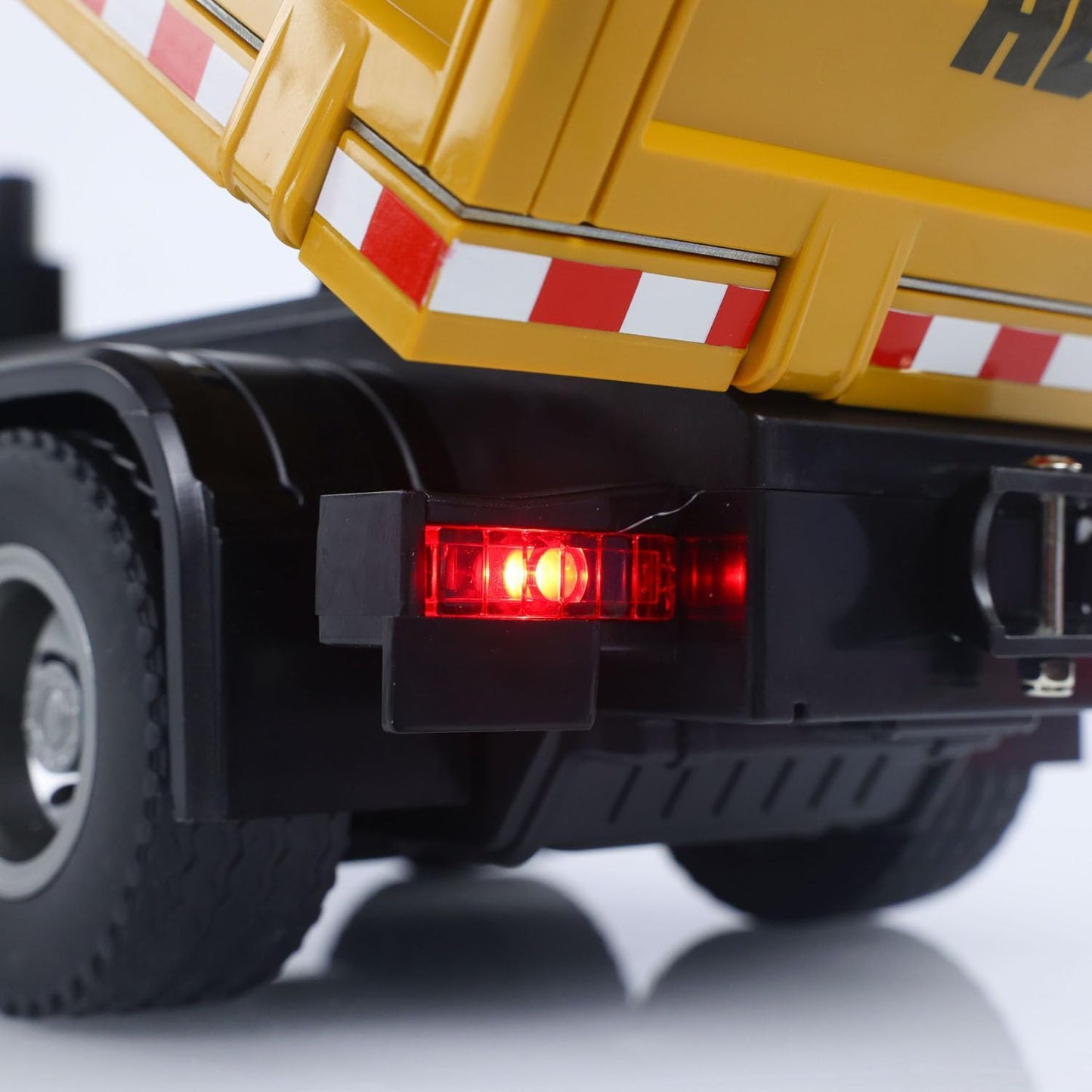Huina Toys 1538 RC Remote Control Timber Grapple Dump Truck 26 Function 2.4Ghz Alloy Crane Grapple, Hook & Dump Bed Rechargeable battery USB Cable 1:14 Scale