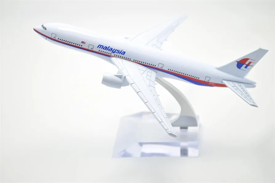 Aircraft Model TANG DYNASTY 16cm B777 Malaysia Airlines Metal Airplane Model ( code 136 )