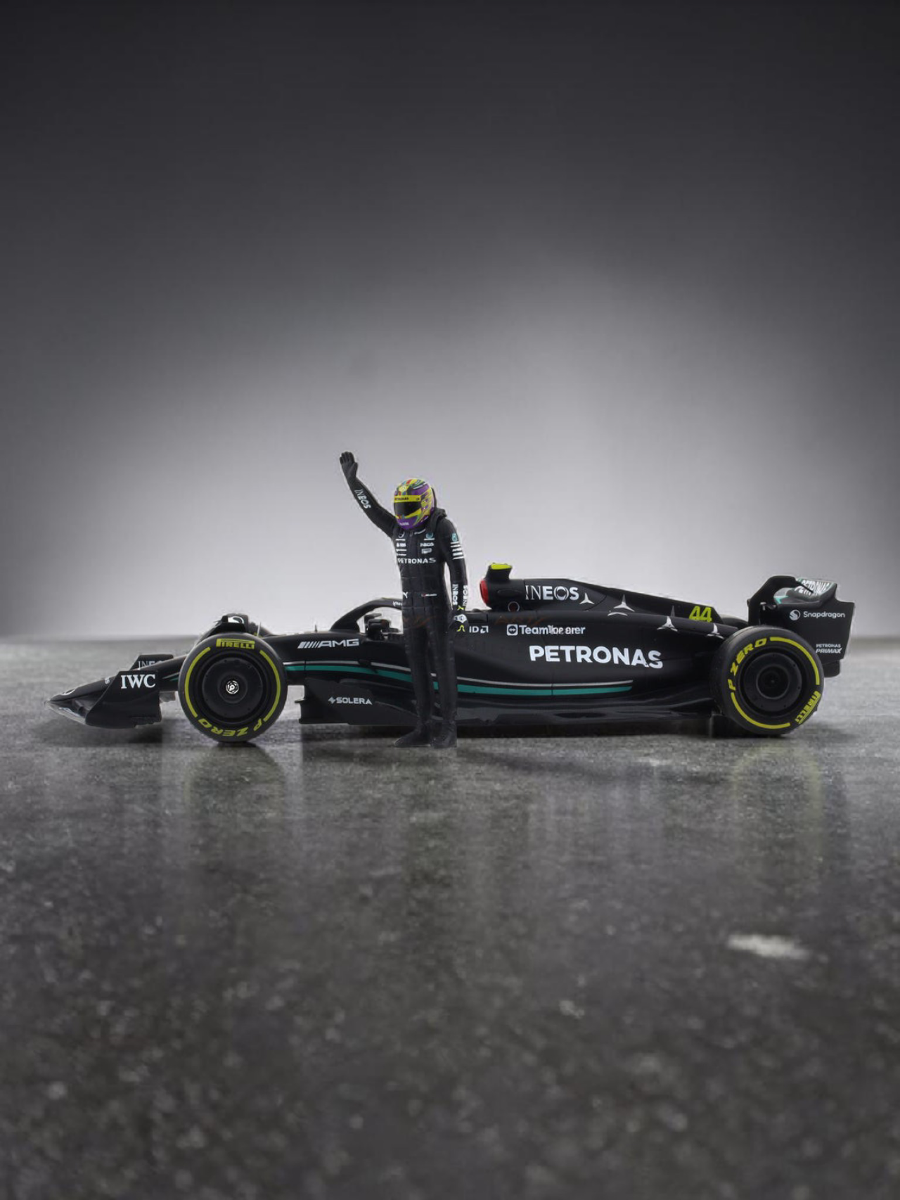 Bburago 2023 Mercedes-AMG W15 No.44 Lewis Hamilton 1:24 Scale diecast Racing Car Formula One