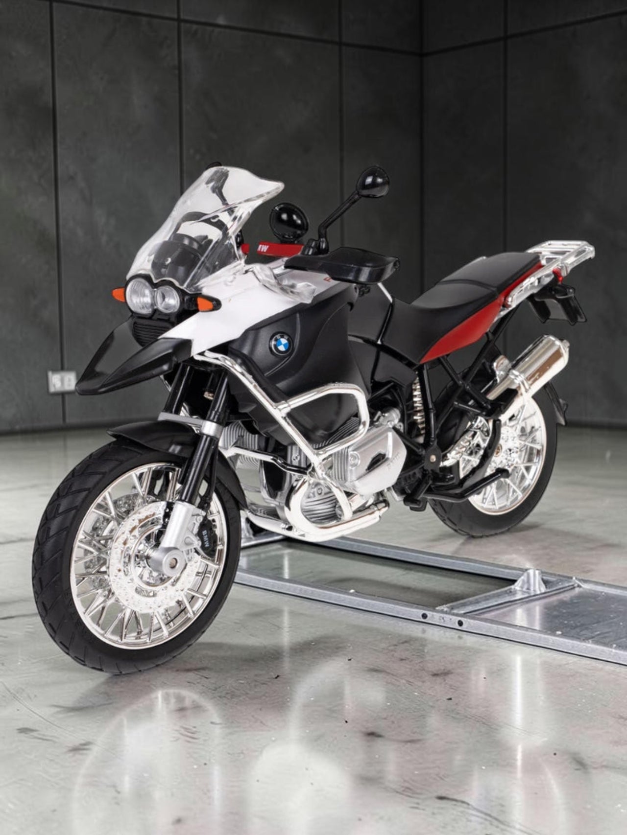 Rastar BMW R 1200 GS Diecast Motorcycle Model – 1/9 Scale Metal & Plastic Adventure Bike Replica(White & Red)