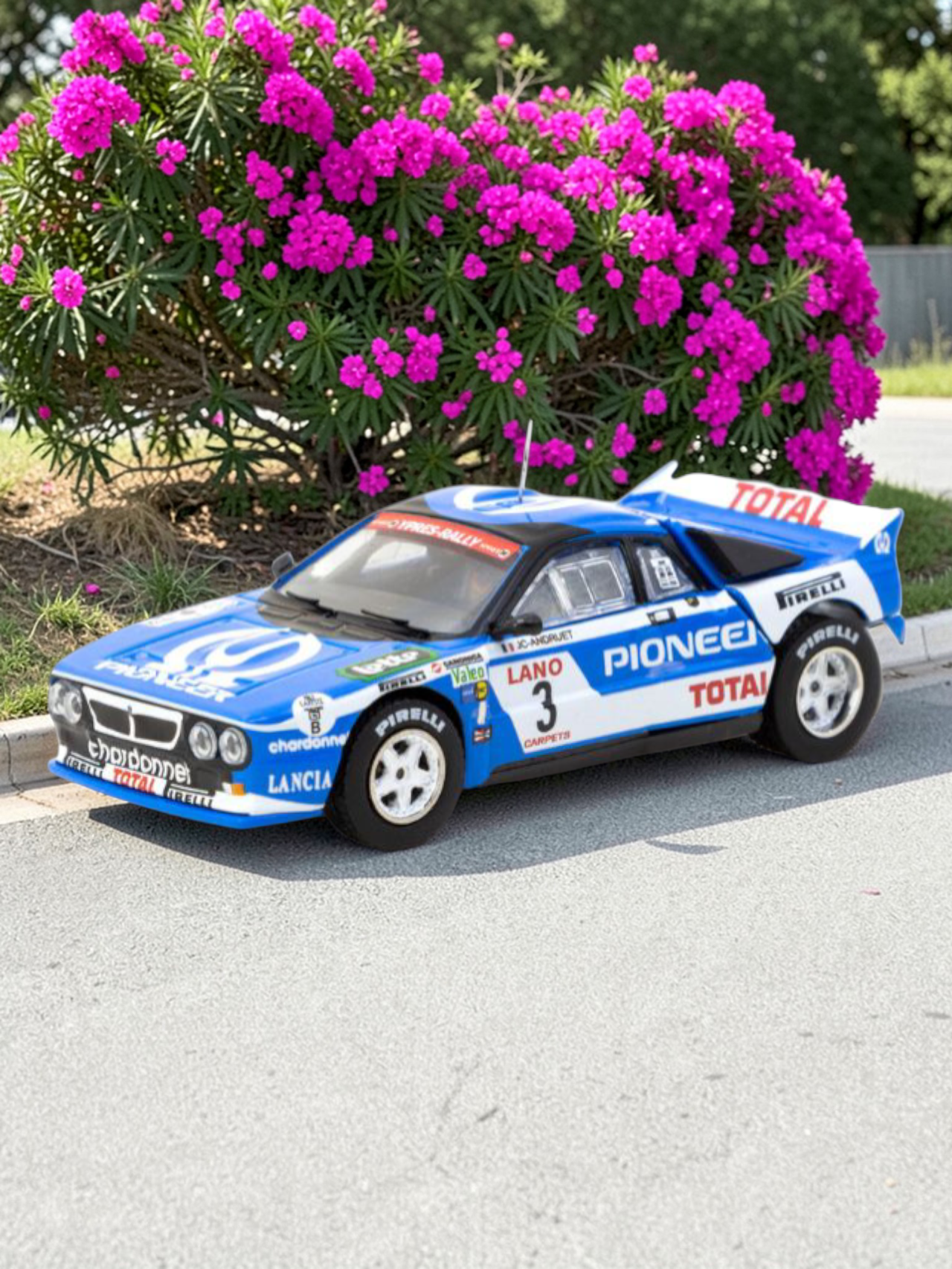 Tarmac Works Lancia 037 Rally (1983)- Classic Racing Car Collectible Model 1:64 Scale