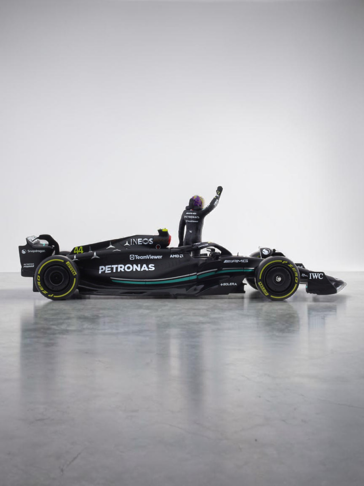 Bburago 2023 Mercedes-AMG W15 No.44 Lewis Hamilton 1:24 Scale diecast Racing Car Formula One