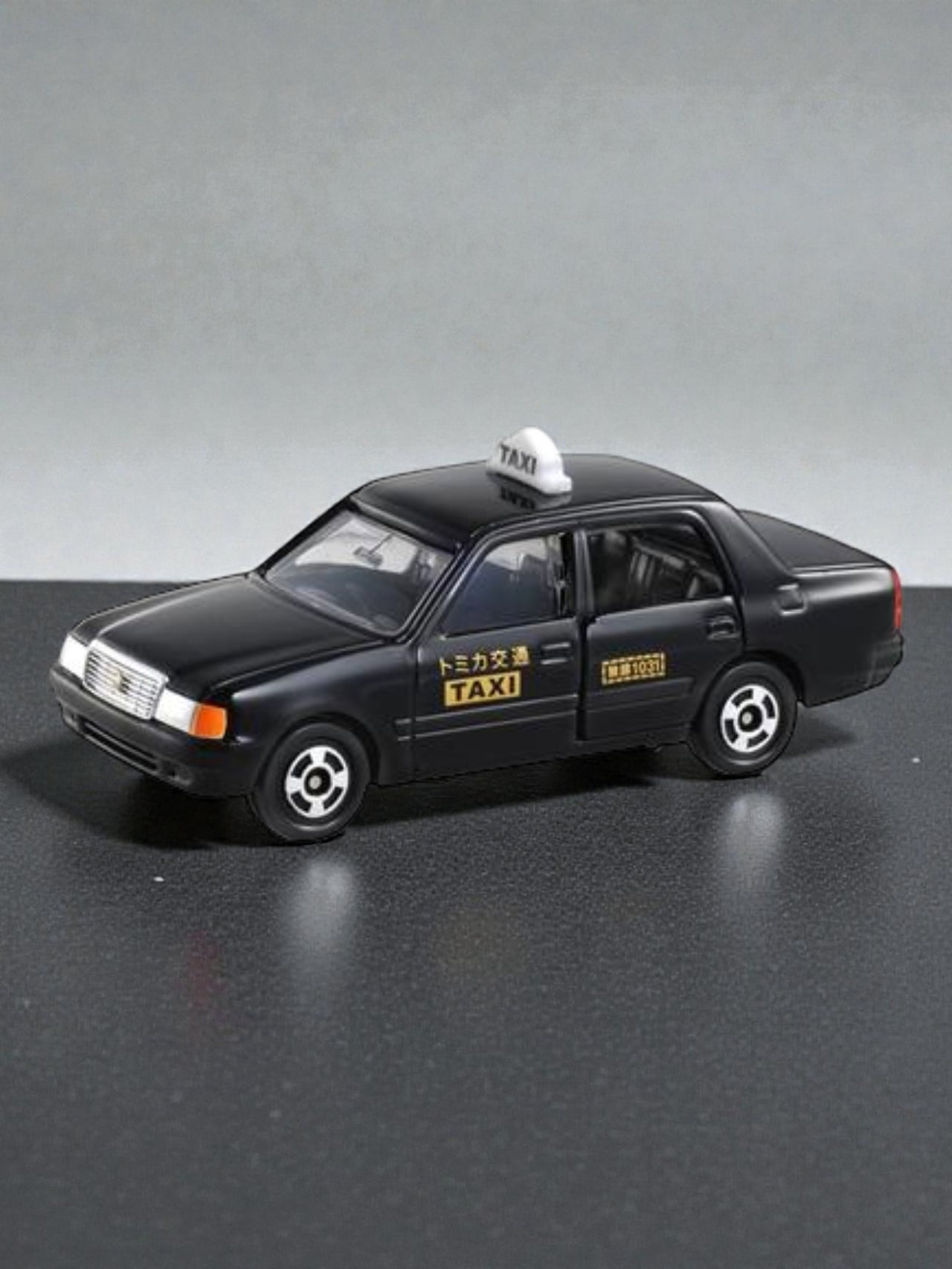 Takara Tomy "Toyota Crown Comfort Taxi"Imported Mainline 1:64 Scale No.51