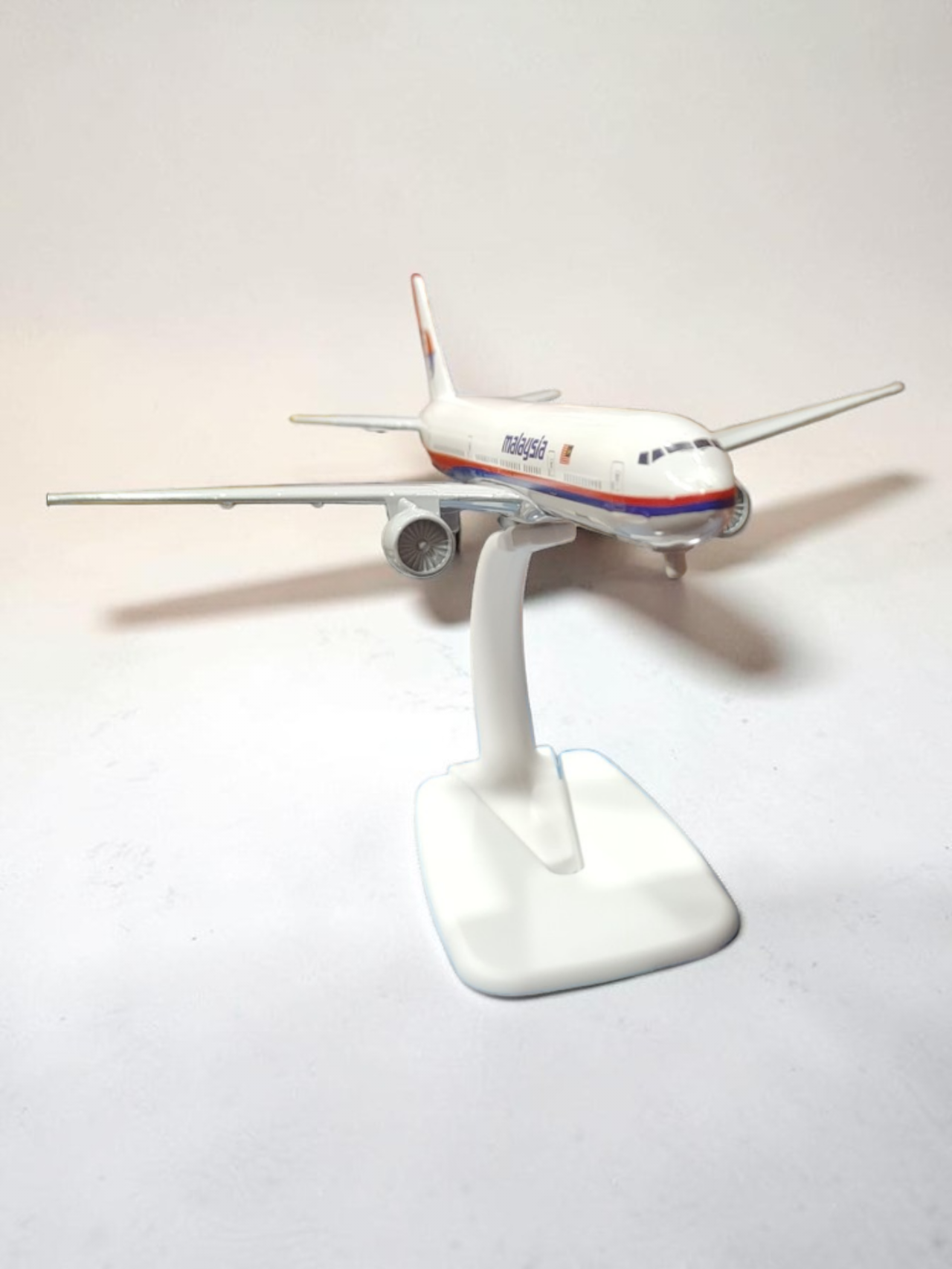 Aircraft Malaysia Airlines 9M-MPK Classic White Diecast Metal With Display Stand (20cm) Scale landing Wheels Airplane (No.317)