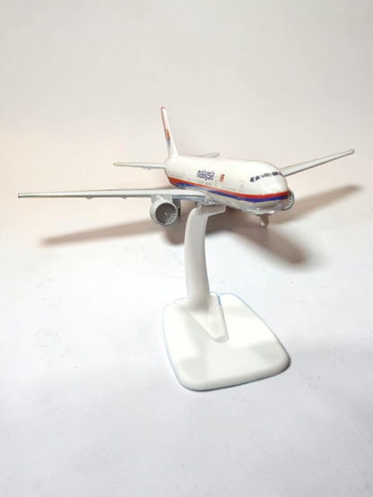 Aircraft Malaysia Airlines 9M-MPK Classic White Diecast Metal With Display Stand (20cm) Scale landing Wheels Airplane (No.317)