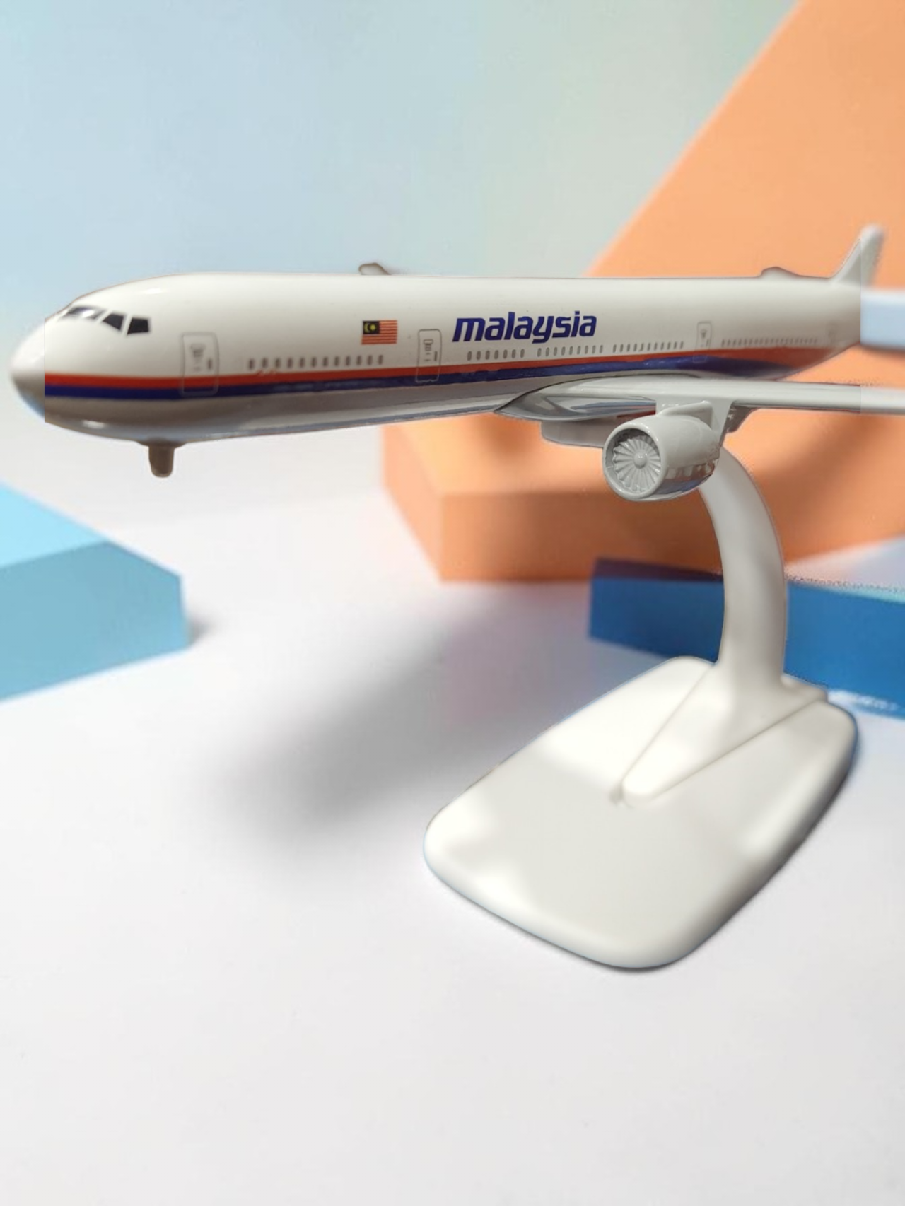 Aircraft Malaysia Airlines 9M-MPK Classic White Diecast Metal With Display Stand (20cm) Scale landing Wheels Airplane (No.317)
